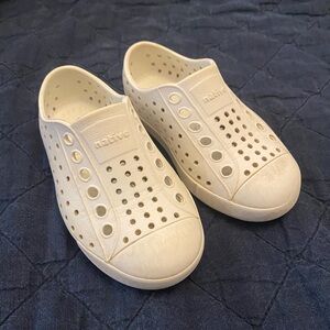 White NATIVE shoes C7